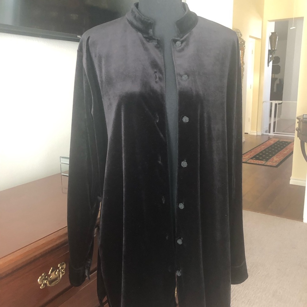 Women’s top. Black velvet feel. 100% Polyester. Size Med. Excellent Condition
